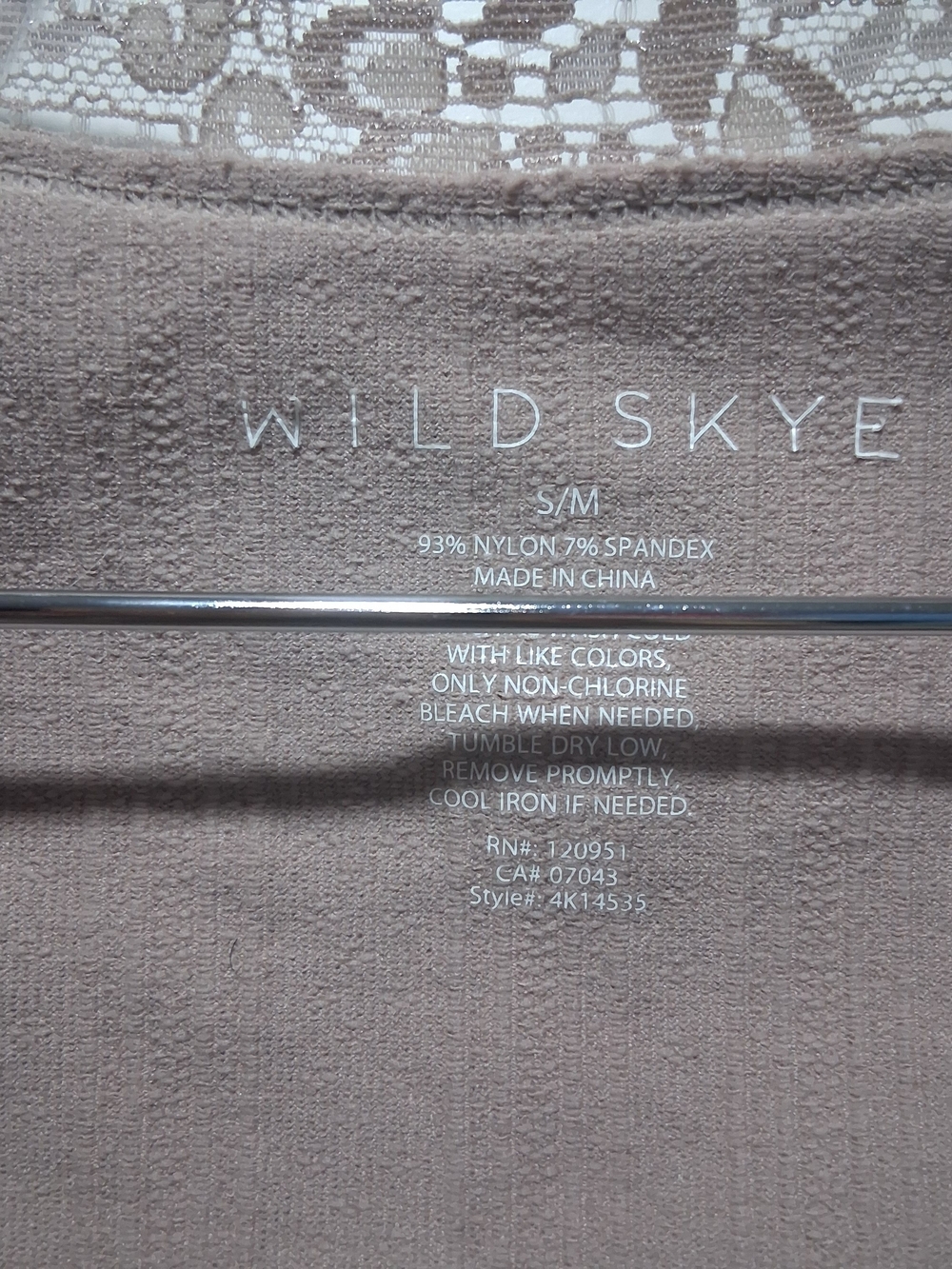 Wild Skye Lace-Trim Scoop Neck Tee in Mauve S - Picture 3 of 5